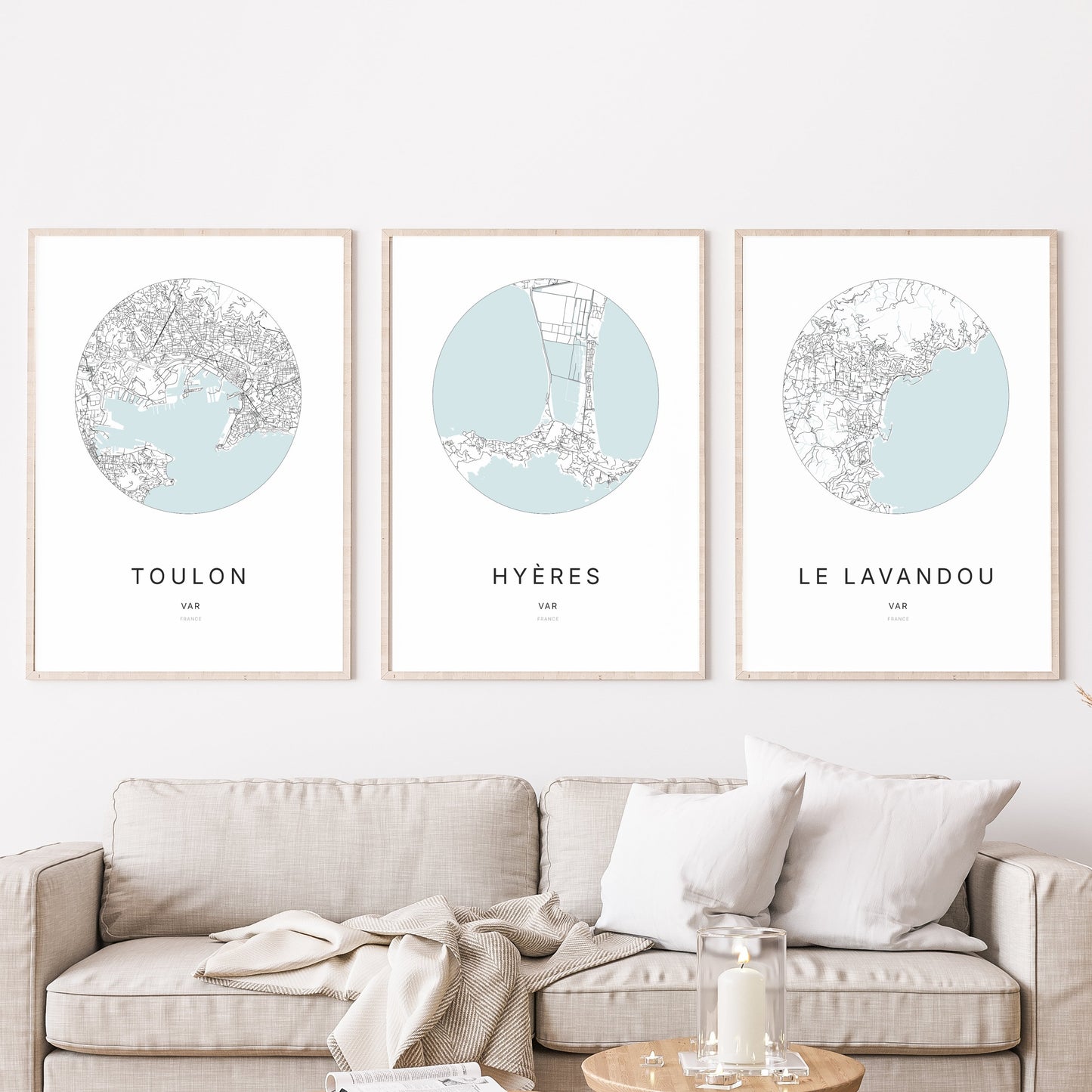 Trio d'affiches de Hyères, Toulon et Le Lavandou dans un salon.