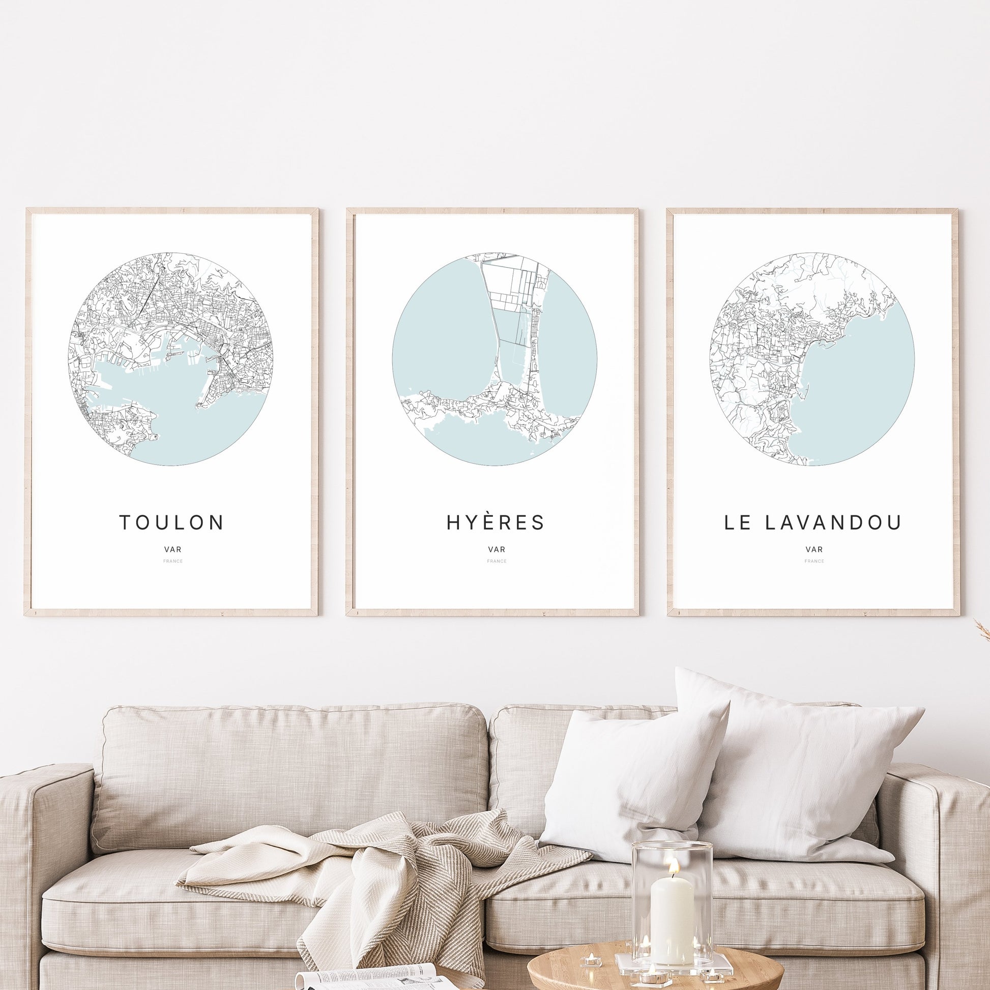 Trio d'affiches de Hyères, Toulon et Le Lavandou dans un salon.