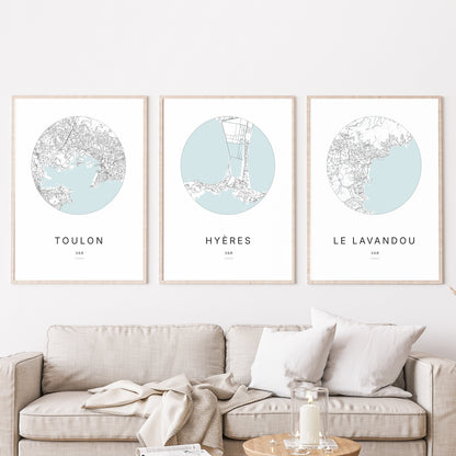 Trio d'affiches de Hyères, Toulon et Le Lavandou dans un salon.