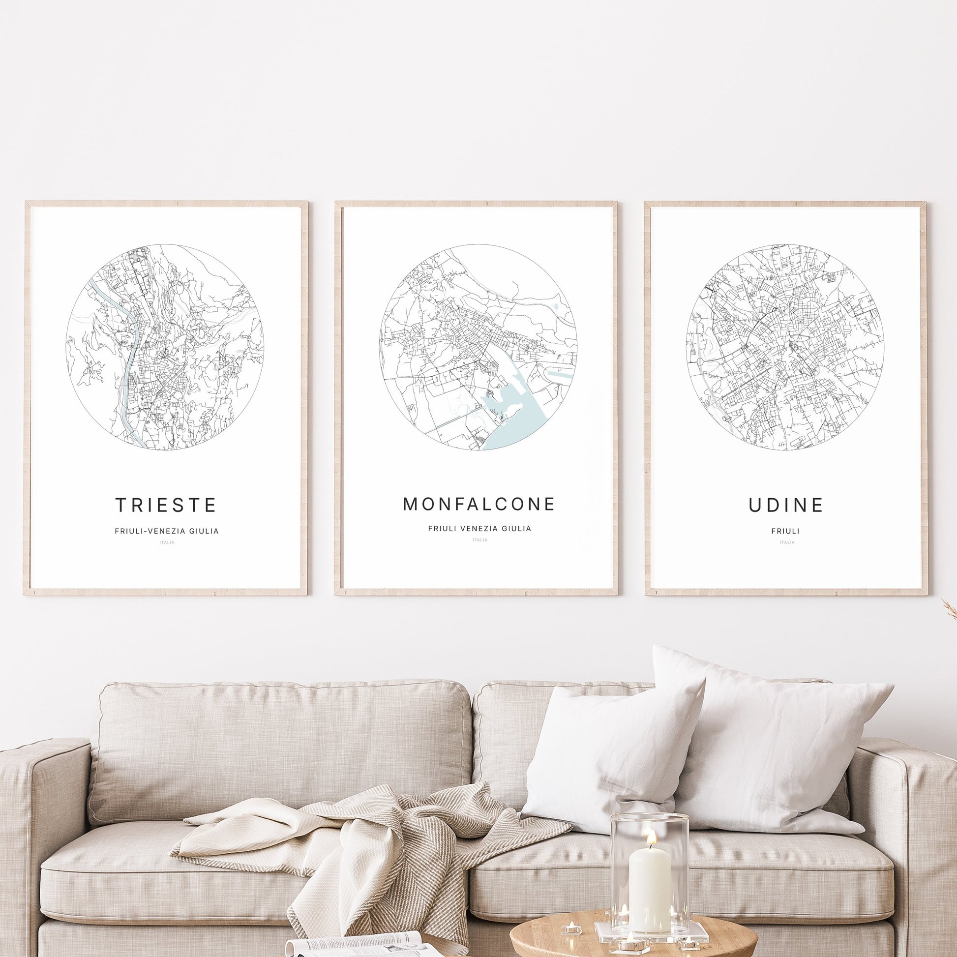 Trio d'affiches de Monfalcone, Trieste et Udine dans un salon.