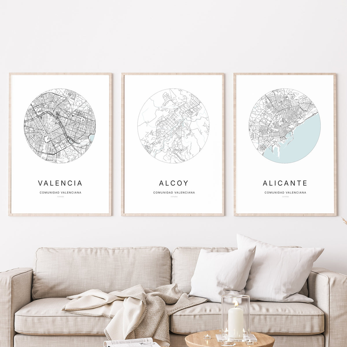 Trio d'affiches d'Alcoy, Valencia et Alicante dans un salon.