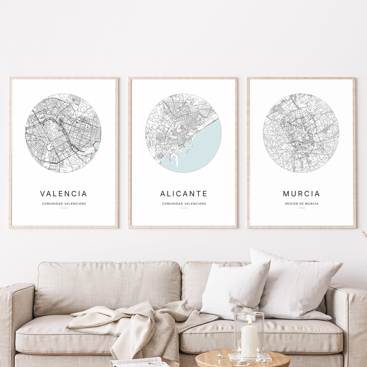 Trio d'affiches de Alicante, Valencia et Murcia dans un salon.