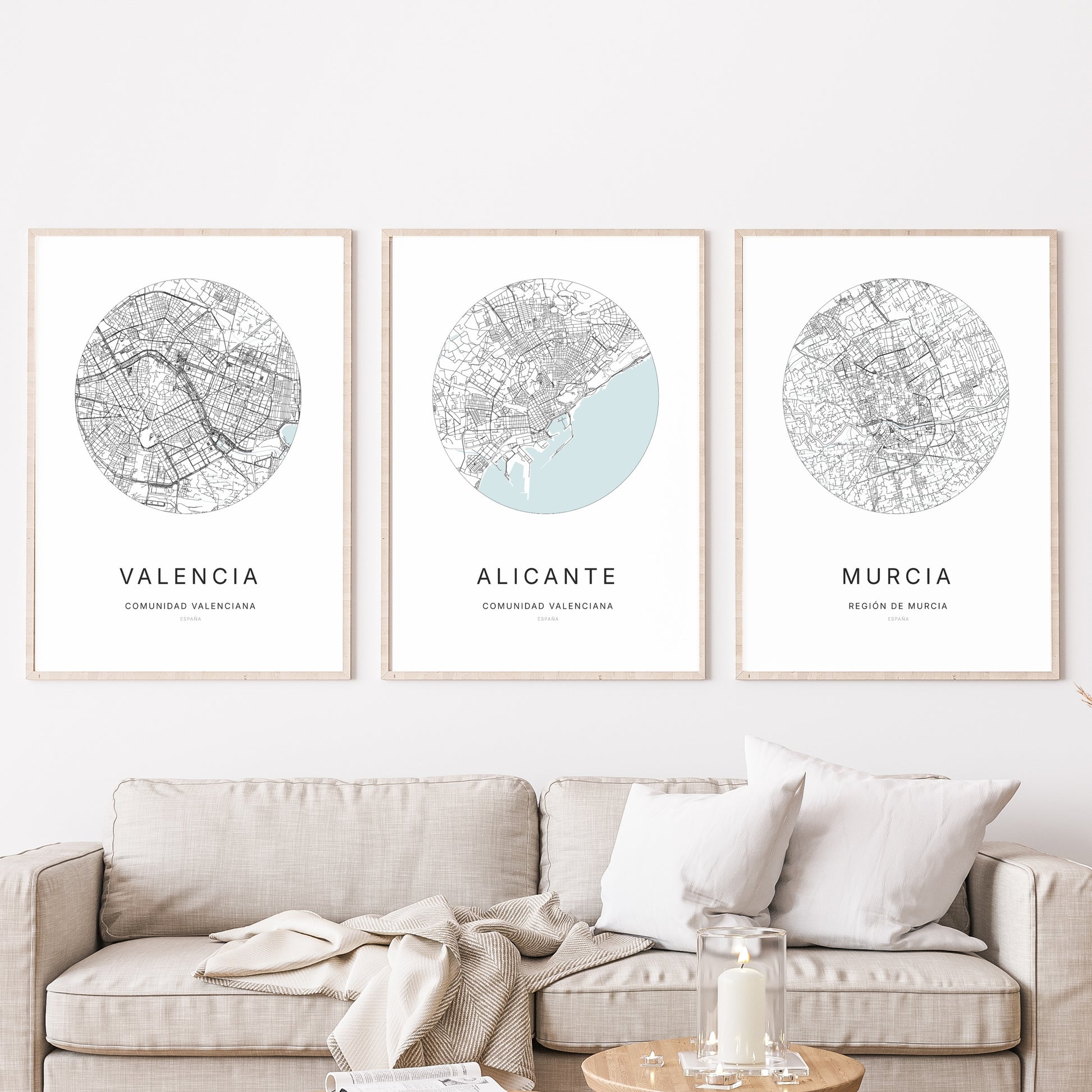 Trio d'affiches de Alicante, Valencia et Murcia dans un salon.