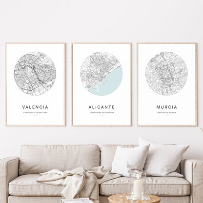 Trio d'affiches de Alicante, Valencia et Murcia dans un salon.