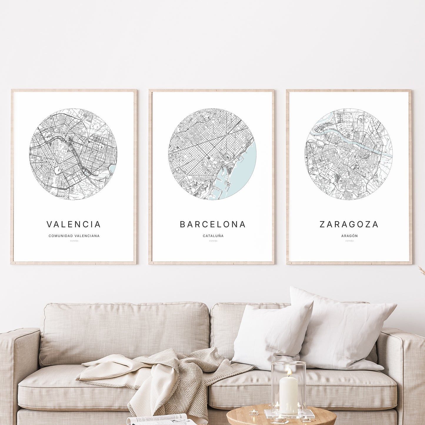 Trio d'affiches de Barcelona, Valencia et Zaragoza dans un salon.