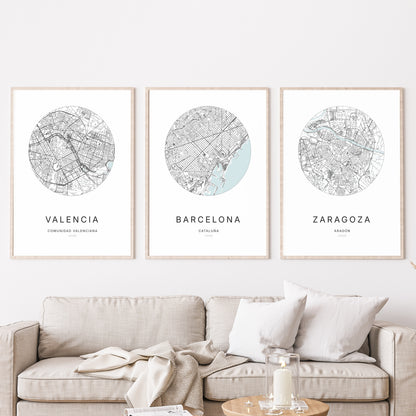 Trio d'affiches de Barcelona, Valencia et Zaragoza dans un salon.
