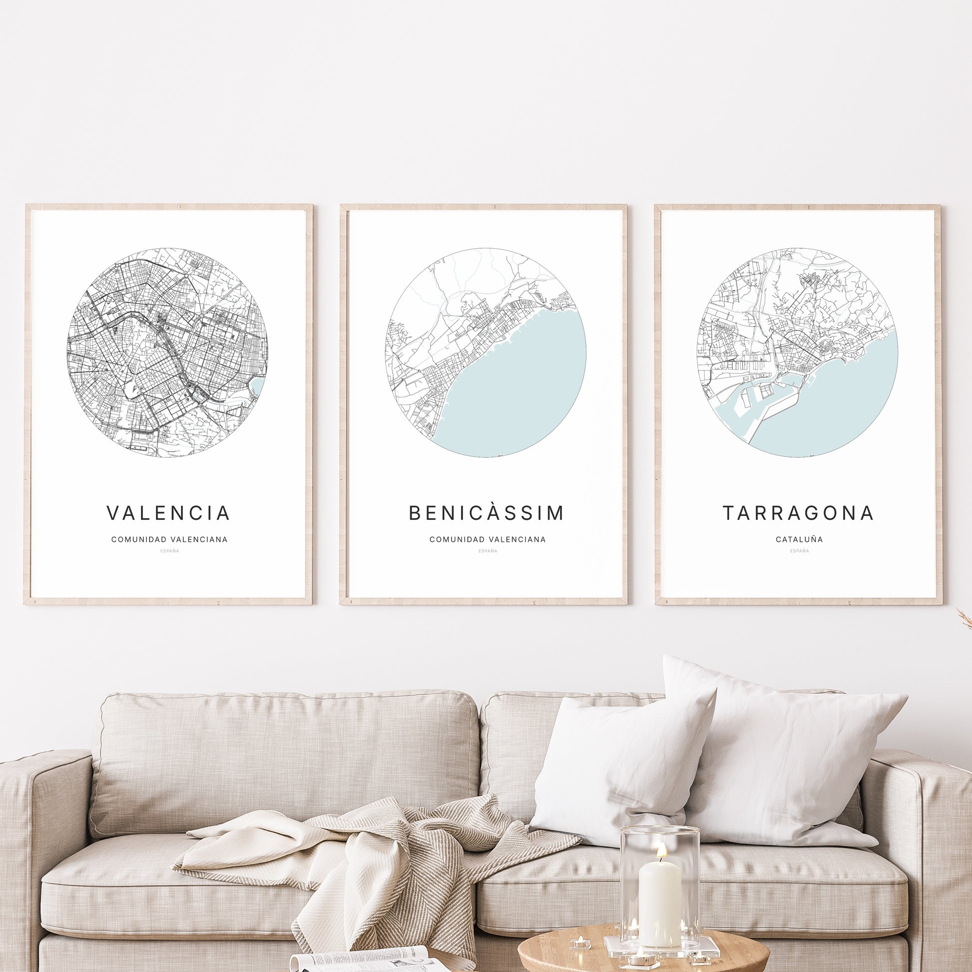 Trio d'affiches de Benicàssim, Valencia et Tarragona dans un salon.