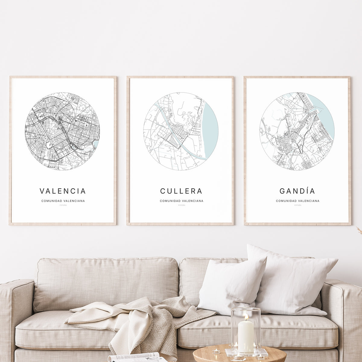 Trio d'affiches de Cullera, Valencia et Gandía dans un salon.