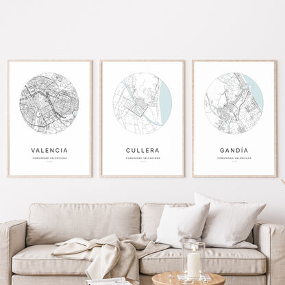 Trio d'affiches de Cullera, Valencia et Gandía dans un salon.