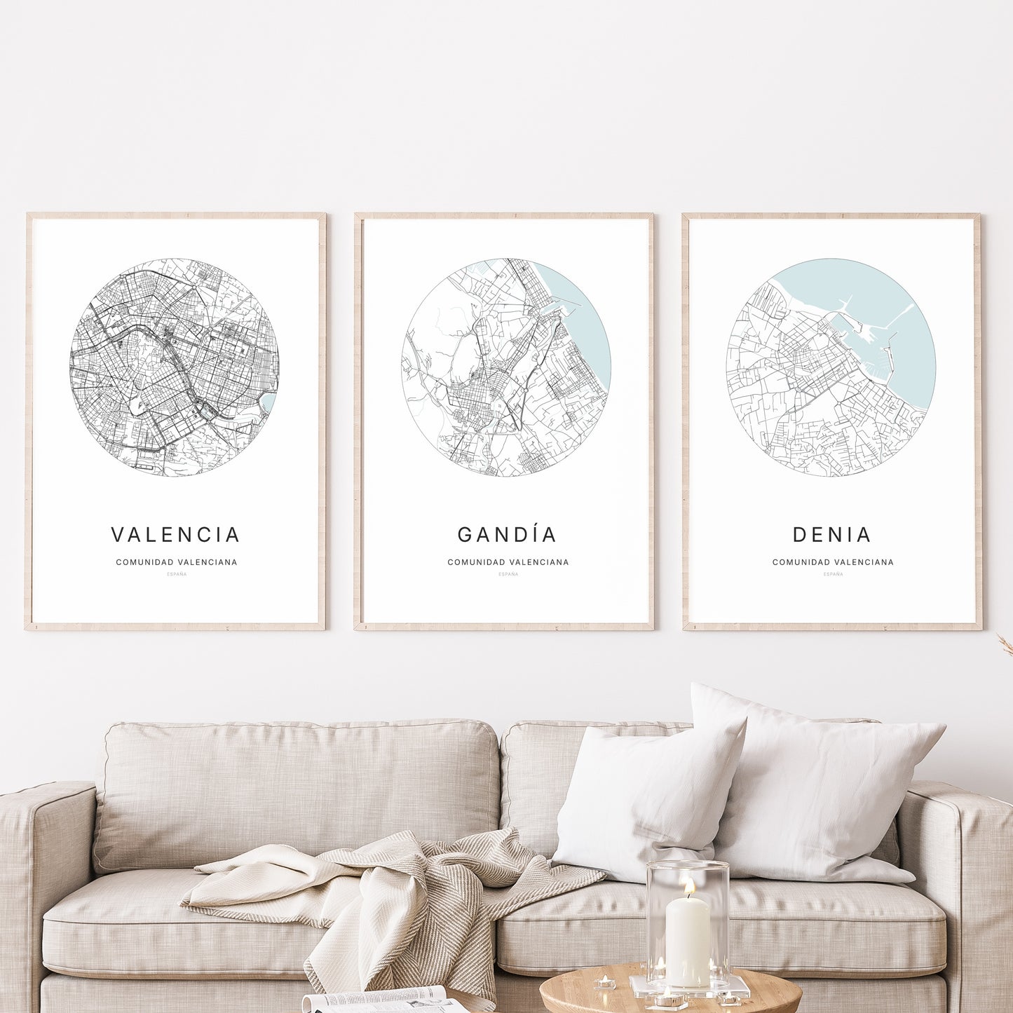 Trio d'affiches de Gandía, Valencia et Dénia dans un salon.