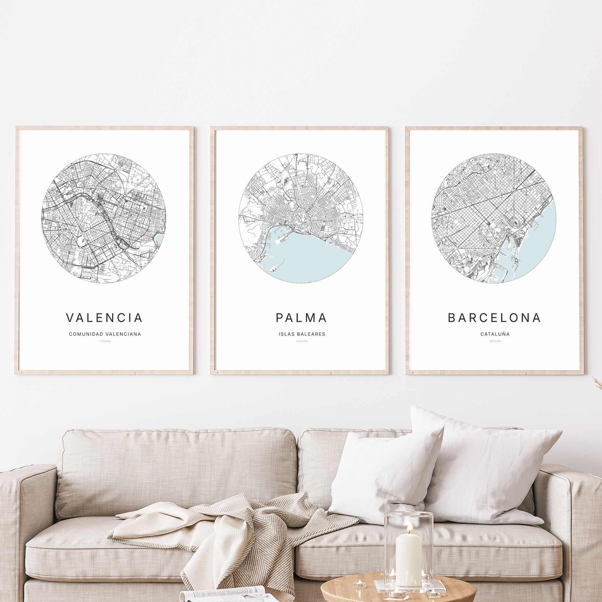 Trio d'affiches de Palma, Barcelona et Valencia dans un salon.