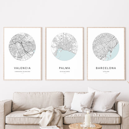 Trio d'affiches de Palma, Barcelona et Valencia dans un salon.