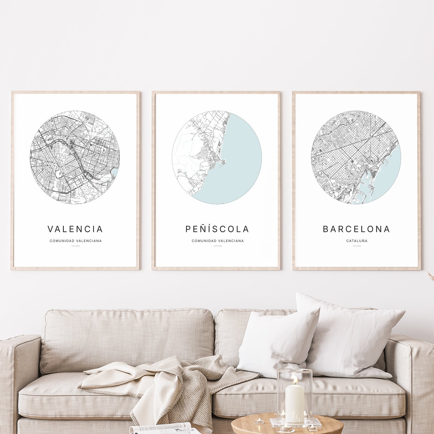 Trio d'affiches de Peñíscola, Valencia et Tarragona dans un salon.