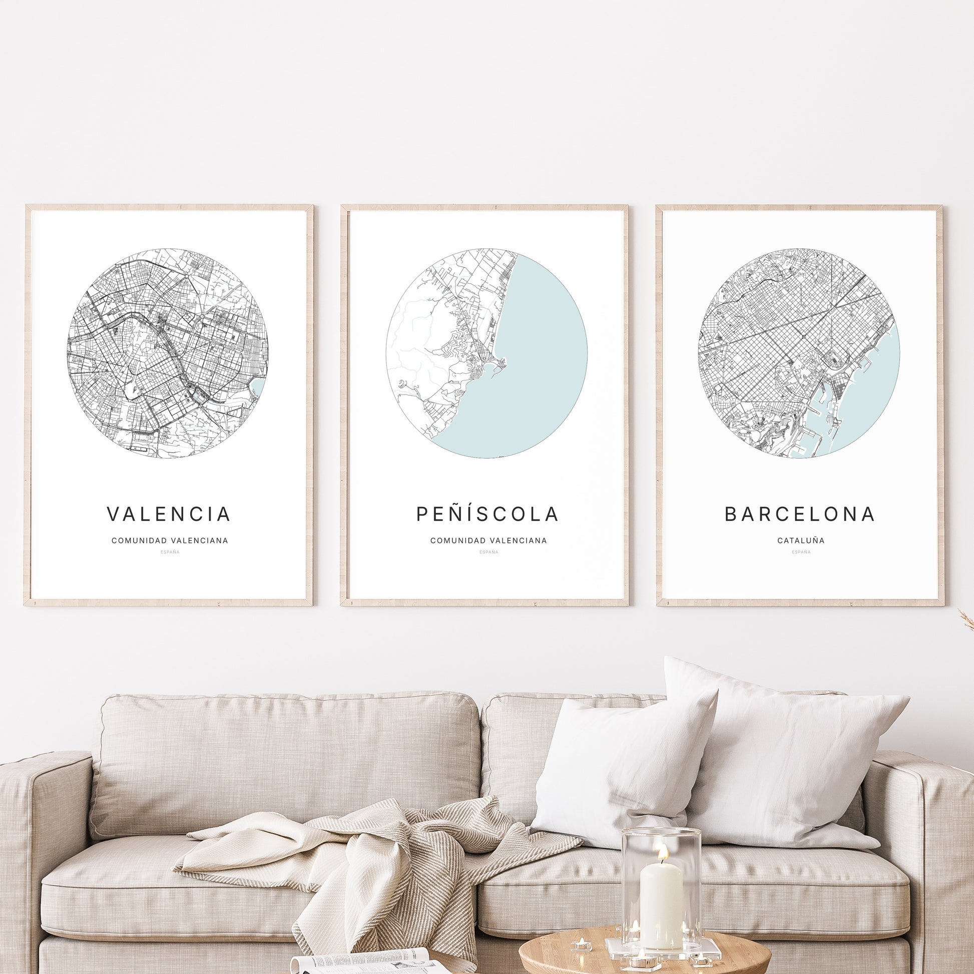 Trio d'affiches de Peñíscola, Valencia et Tarragona dans un salon.
