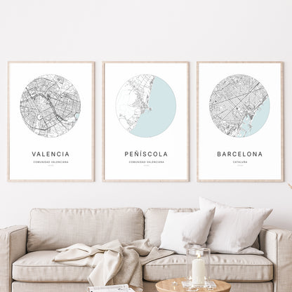 Trio d'affiches de Peñíscola, Valencia et Tarragona dans un salon.