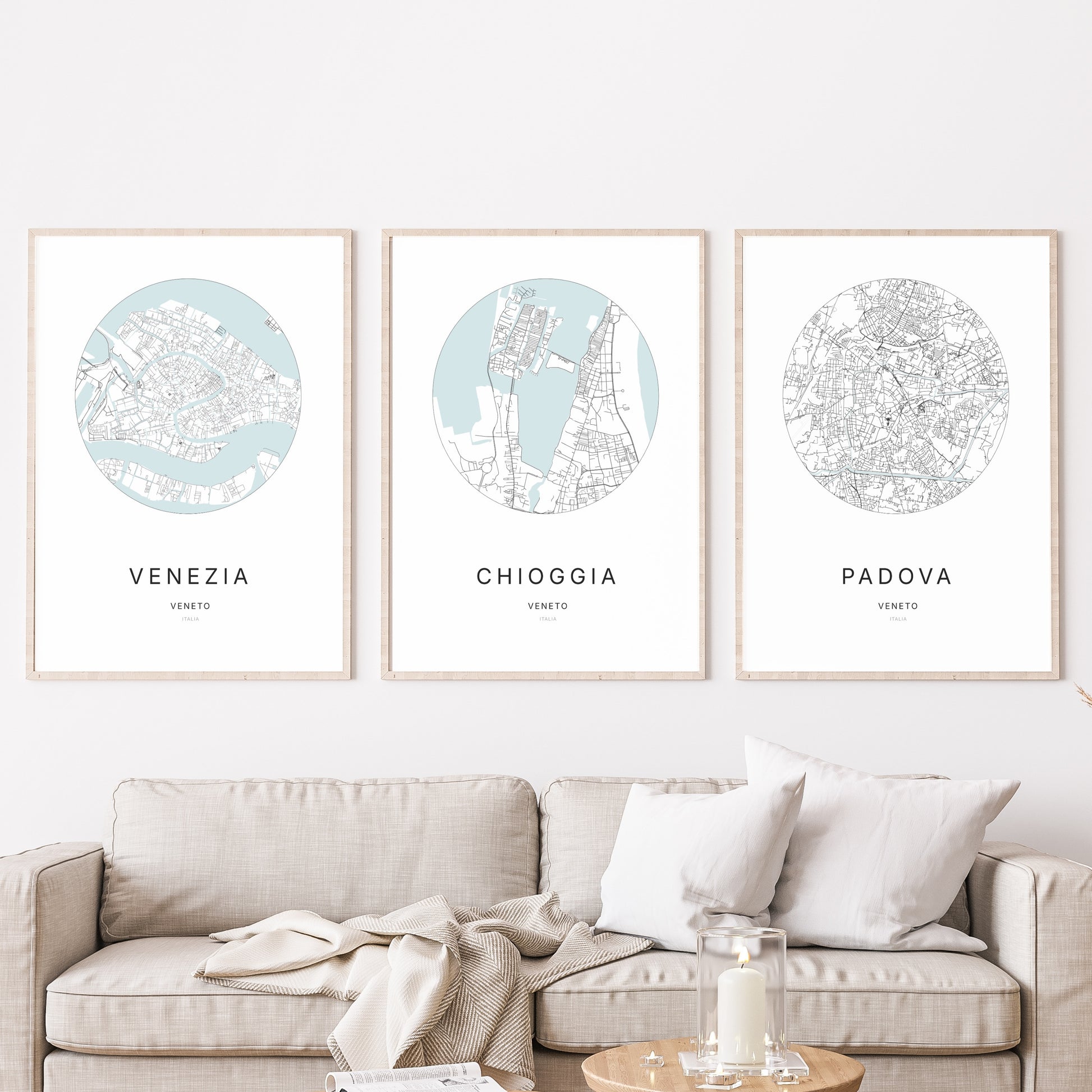 Trio d'affiches de Chioggia, Venezia et Padova dans un salon.