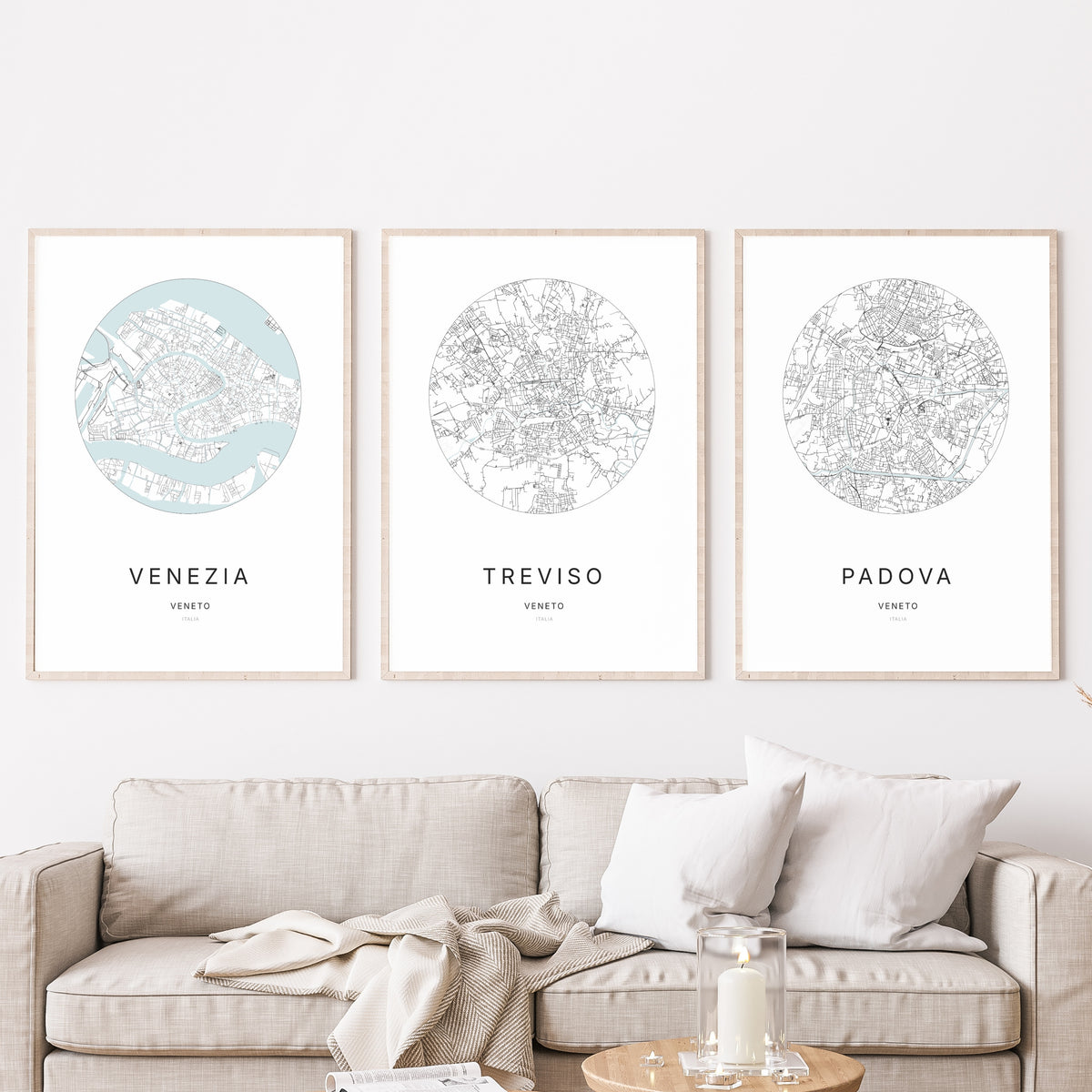 Trio d'affiches de Treviso, Venezia et Padova dans un salon.
