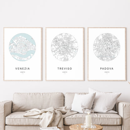 Trio d'affiches de Treviso, Venezia et Padova dans un salon.
