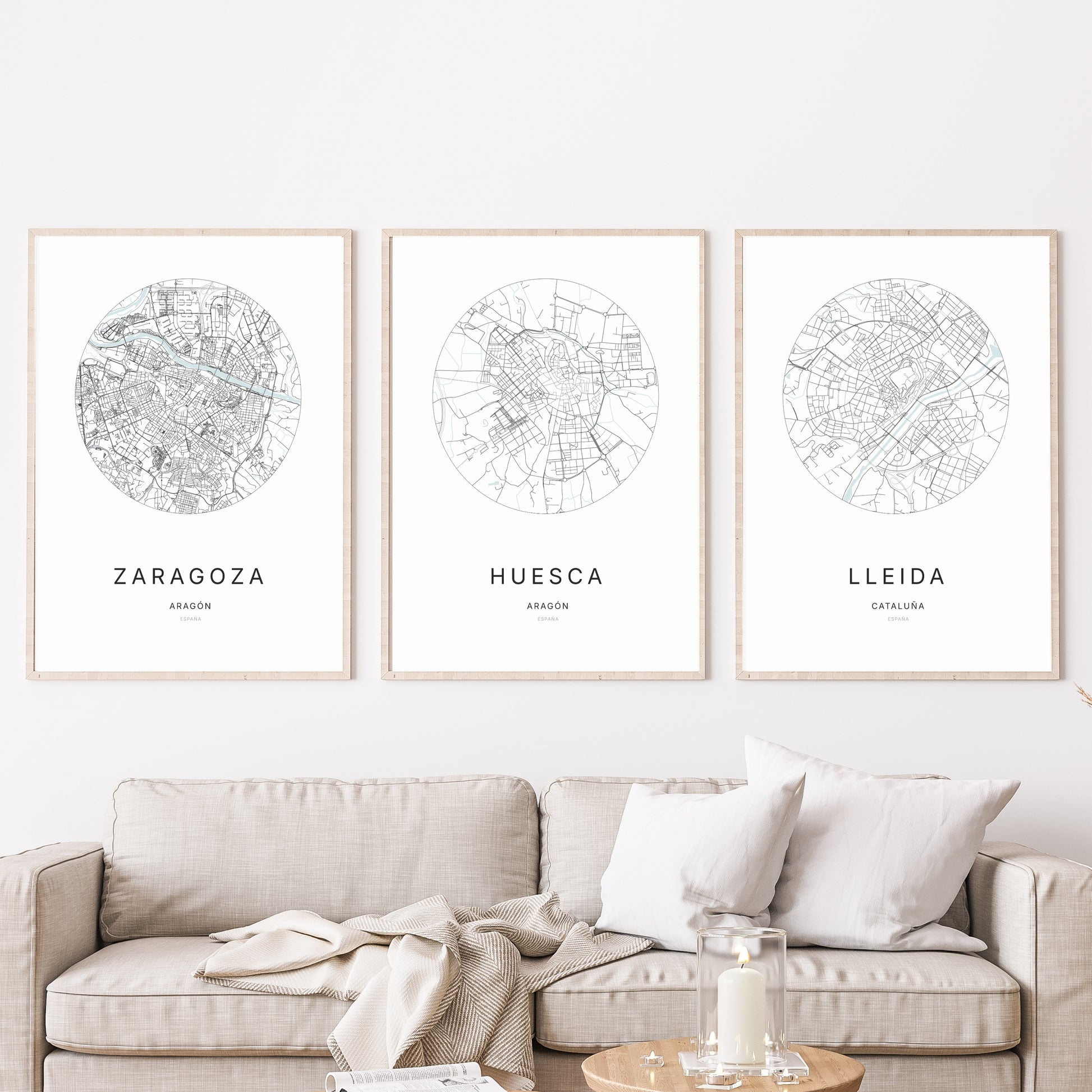 Trio d'affiches de Huesca, Zaragoza et Lleida dans un salon.