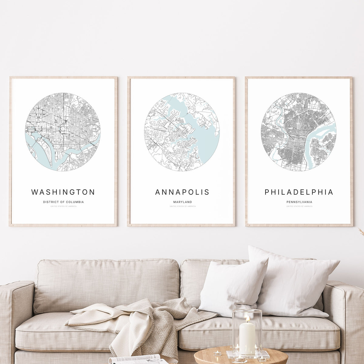 Trio d’affiches de Washington, Annapolis et Philadelphie dans un salon.