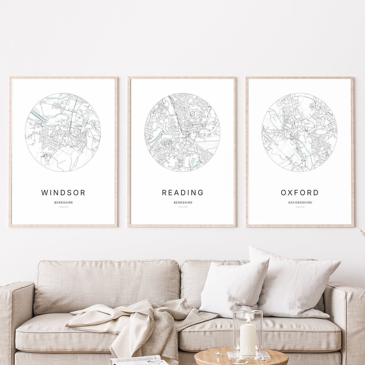 Trio d’affiches de Windsor, Reading et Oxford dans un salon.