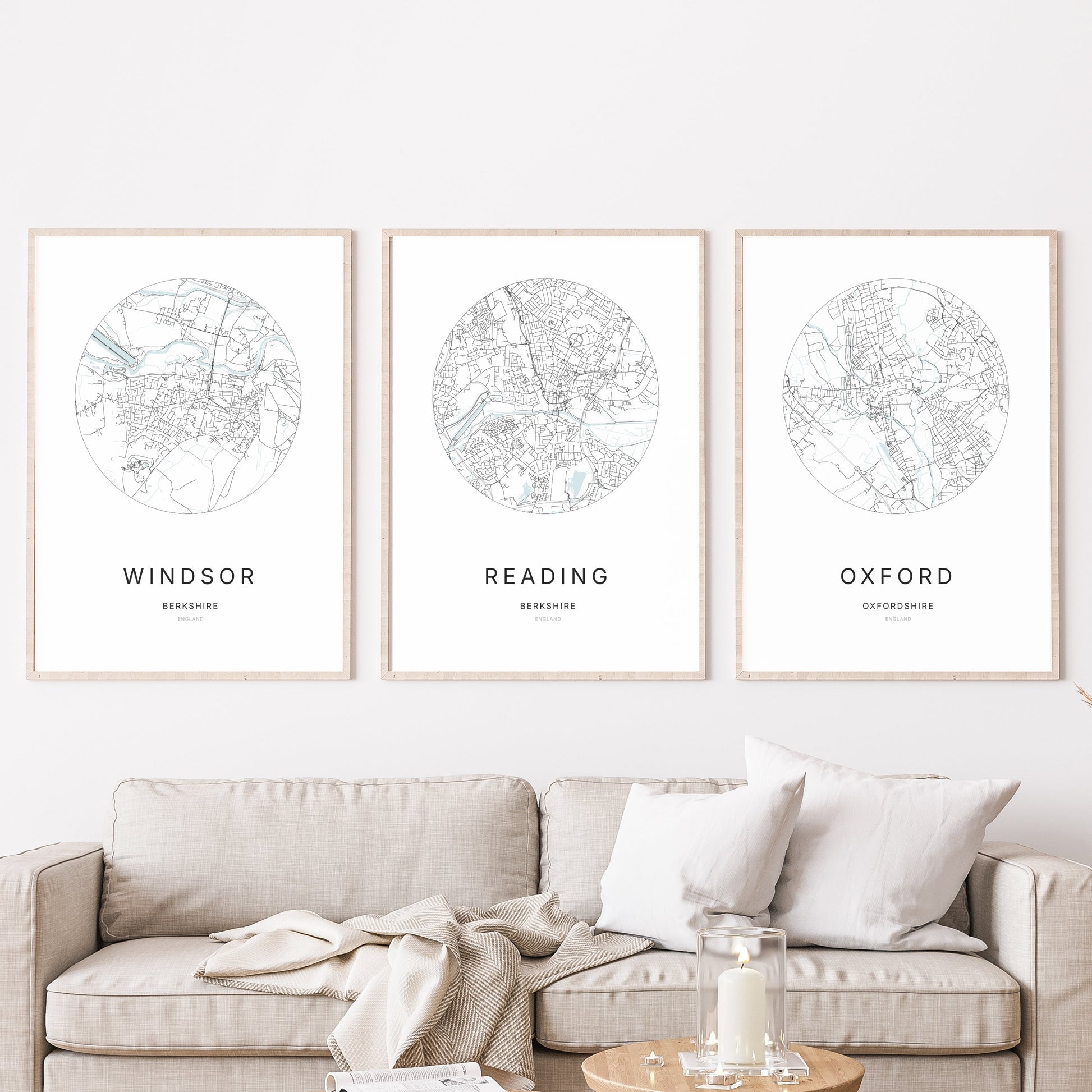 Trio d’affiches de Windsor, Reading et Oxford dans un salon.