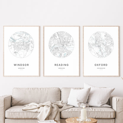 Trio d’affiches de Windsor, Reading et Oxford dans un salon.