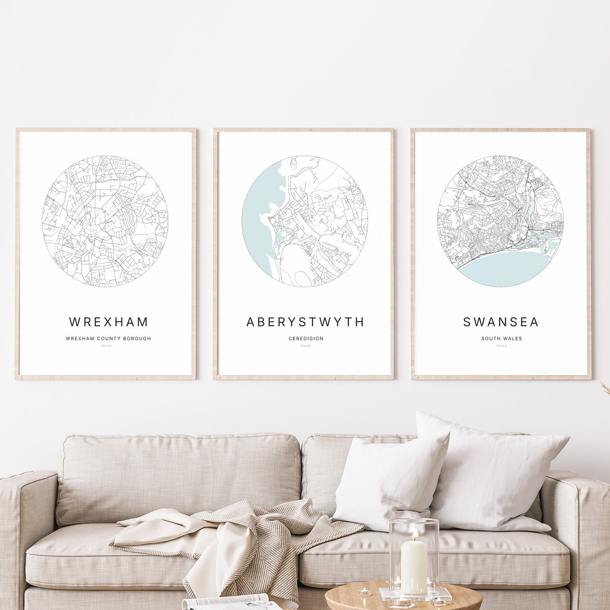 Trio d’affiches de Wrexham, Aberystwyth et Swansea dans un salon.