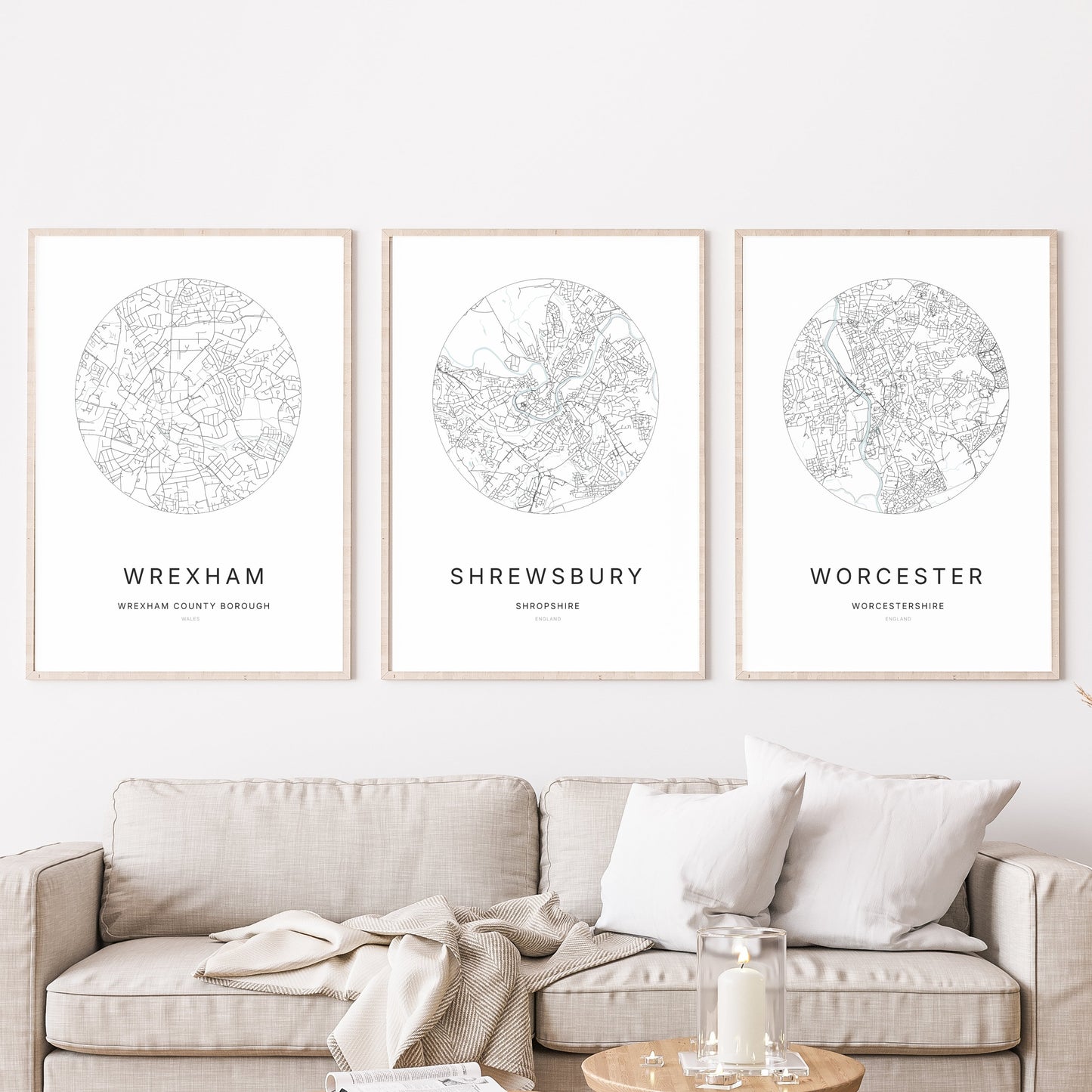 Trio d’affiches de Wrexham, Shrewsbury et Worcester dans un salon.